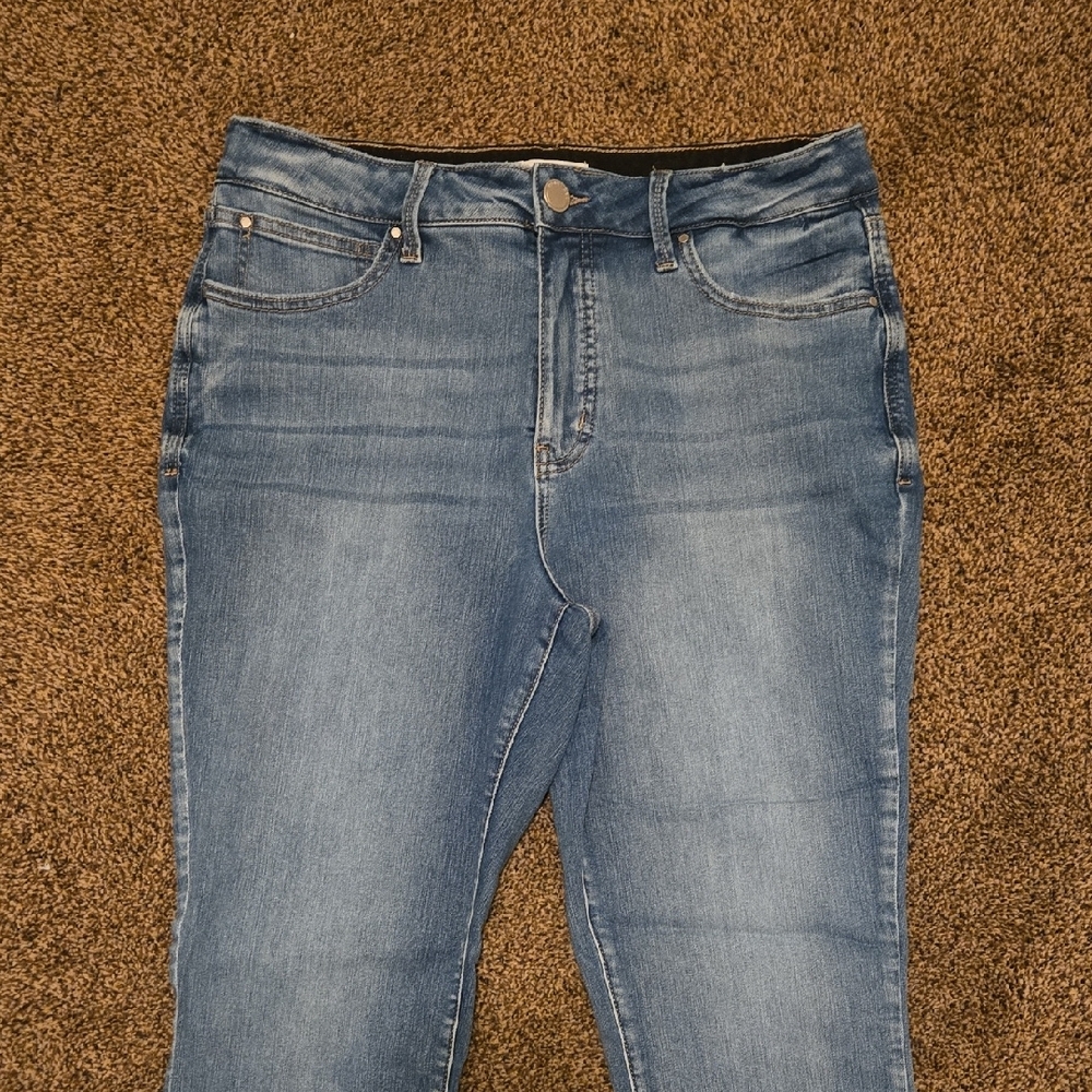 Like New Maurices Everflex Crop Denim - Picture 4 of 8